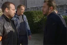 Plus belle la vie en avance : Jean-Paul passe les menottes à Abdel !