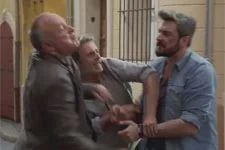 Plus belle la vie en avance : Michaël frappe Simon sur la place du Mistral !