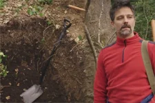 Plus belle la vie en avance : Millard creuse la TOMBE de Baptiste !