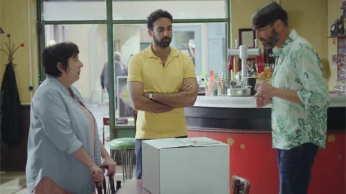 Plus belle la vie en avance : Thomas reçoit un étrange COLIS !