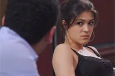 Plus belle la vie en avance : Un inconnu donne tout pour séduire Alison !