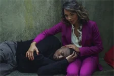 Plus belle la vie en avance : Valère s'effondre dans les bras de sa mère !