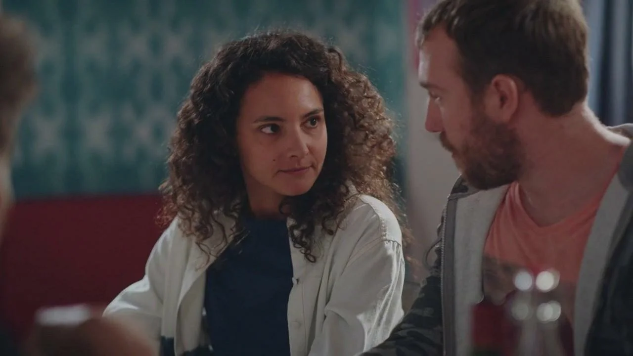 Plus belle la vie Indiscrétion : Camille provoque le malaise à table...