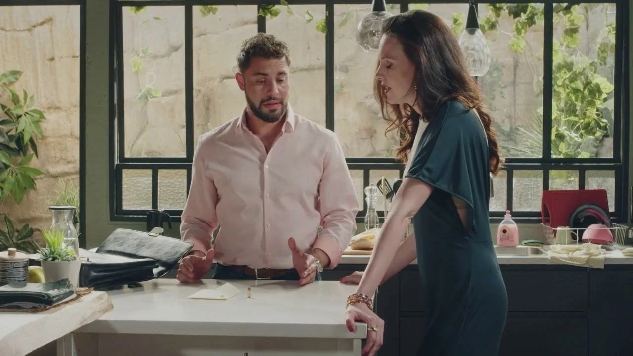 Plus belle la vie Indiscrétion : Elisa trahit son père pour Abdel