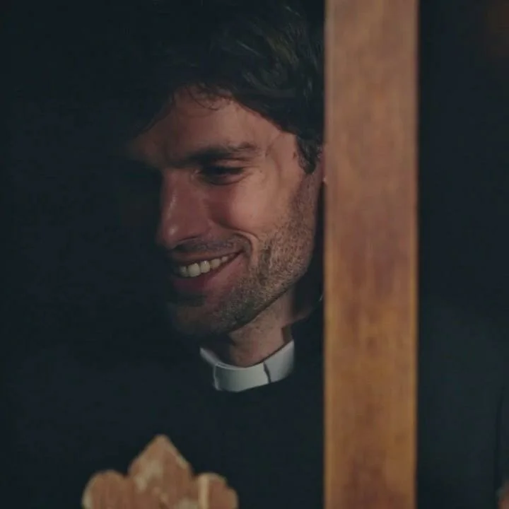 Plus belle la vie Indiscrétion : Père Luc avoue ses sentiments à Mirta