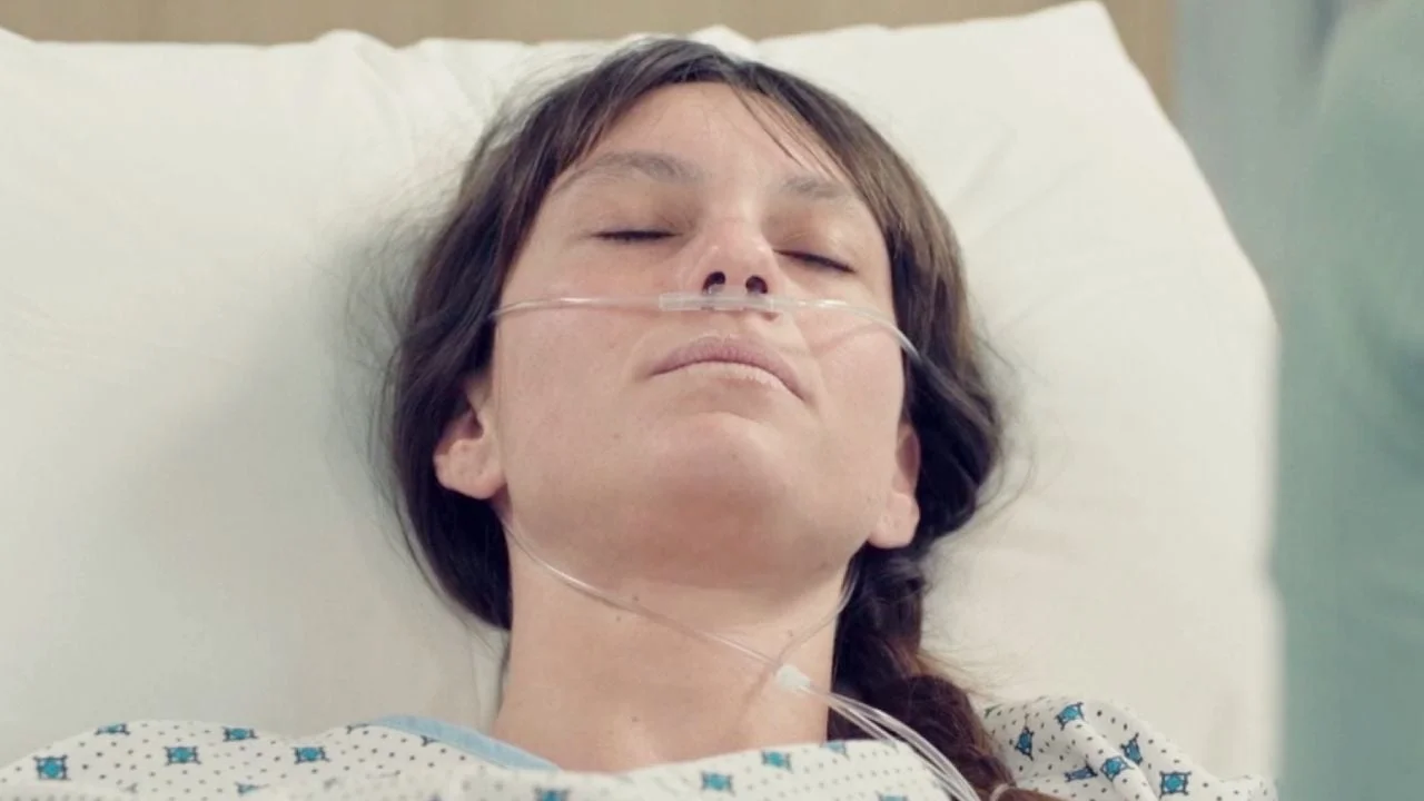 Plus belle la vie : "Je n'y arriverai pas"... Laura est au plus mal