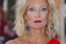 Rebecca Hamp­ton : Son person­nage de Céline lui cause des soucis dans sa vie !