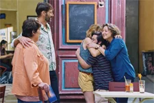 Rémi offre un magnifique cadeau à l’équipe du Bar du Mistral avant son départ !