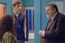 Rochat demande à Théo d?aider Mila à s?intéger au lycée