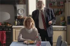 Rochat harcèle Coralie pour qu?ils travaillent ensemble sur un dossier