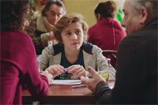 Roland et Emma viennent en aide à Noé pour une rédaction sur la modernité