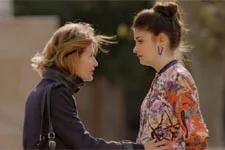 Sabrina apprend à la mère de Julien que Céline est peut-être la tueuse de Cyril