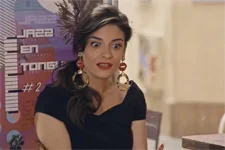 Sabrina constate que le nouveau serveur la trouve méchante !