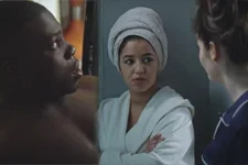 Sabrina et Mila retrouvent Mouss dans une situation embarrassante à la coloc 