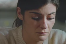 Sabrina minimise son aveu d’avoir tué Jerry devant ses colocs