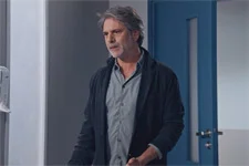 Sacha apprend à Luna qu’il y a un traitement qui pourrait lui permettre de remarcher !