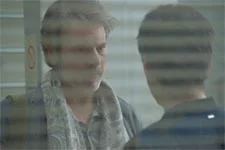 Sacha se renseigne auprès de la Commissaire sur un enfant inconnu