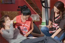 Samia découvre que son ancienne camarade de classe est victime de violences !