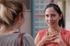 Samia est trop heureuse de revoir une camarade de classe !