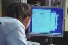 Samia fouille dans l?ordinateur d?Ariane