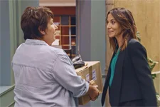 Samia tente de faire comprendre à Claire qu’Hadrien est quelqu’un de bien