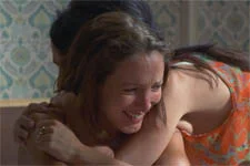 Samia tente de trouver les bons mots pour réconforter Estelle qui s’enfonce dans la déprime