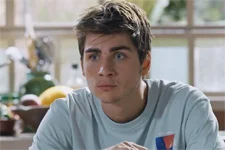 Théo a du mal à supporter la complicité d’Antoine et Coralie !