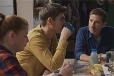 Théo accepte de partir en pension par provocation