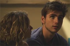 Théo annonce à Coralie avoir été touché par le changement d’attitude de son père