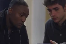 Théo annonce une mauvaise nouvelle à Valère