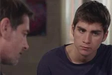 Théo demande à son père de quitter Coralie