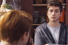 Théo est dégoûté que Coralie soit à Genève avec son père !