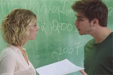 Théo est déstabilisé par Coralie en plein cours