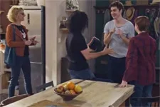 Théo est heureux de la surprise de Clément et Coralie !