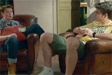 Théo et Antoine ne savent pas comment aider Delphine