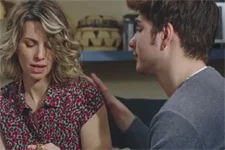 Théo offre un magnifique CADEAU à Coralie !