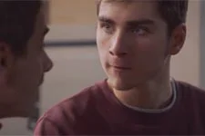 Théo ordonne à son père de « fermer sa bouche » !