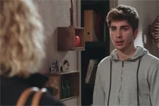 Théo rejette Coralie en disant qu?il ne pense plus à elle !