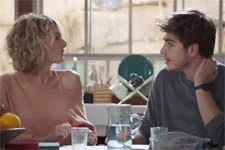 Théo résiste à la tentation de toucher Coralie