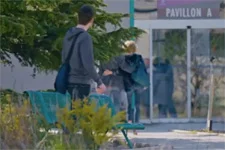 Théo se met à suivre Coralie et Clément pour découvrir leur secret !