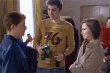 Théo tente de draguer Nolwenn qui est sous le charme d?Antoine !