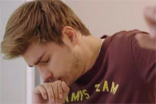 Théo vit très mal l’idée que Coralie tombe enceinte de Clément