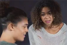 Thérèse remet une image du passé à Baptiste