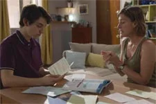 Tom aide Laetitia à réviser l?éventuel rattrapage du BAC