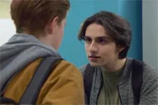 Tom propose à Antoine de tester sa sexualité ensemble