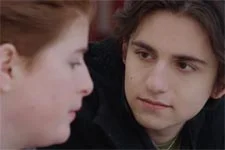 Tom tente de réconforter Antoine