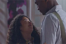 Valère annonce à Mila qu’il va essayer de pacifier sa relation avec sa mère