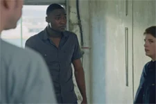 Valère surprend ses potes en train de nettoyer du sang dans son box !