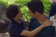 Victor offre des cadeaux à tous ses amis avant son départ