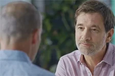 Vincent explique à Clément que Céline a enfin réalisé quelque-chose qui lui manquait